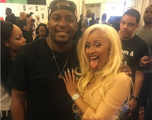 DJ Self étreignant son ex-petite amie Cardi B