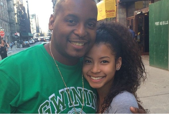 DJ Self serrant sa fille Kayla Gamboa dans ses bras.