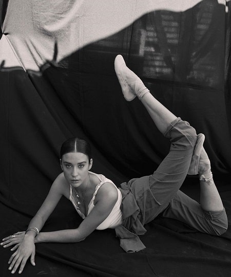 Maria Pedraza giving pose on her Ballerine shoes.