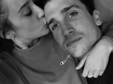 Maria Pedraza kissing her boyfriend and co-star of Money Heist Jaime Lorenta.