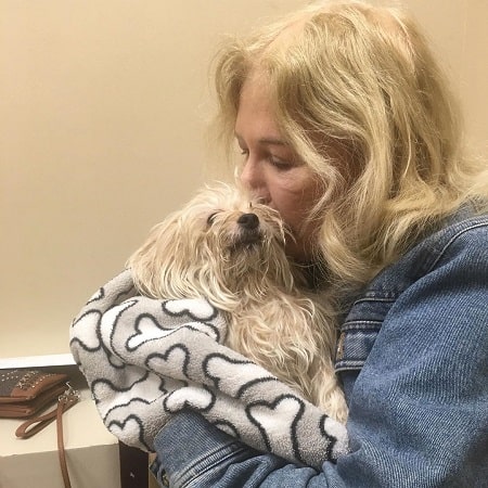 A picture of Loretta Swit kissing her dog Munchkin who died on  November 2019.