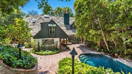 House of Loretta Swit worth $4.895 with swimming pool outside.