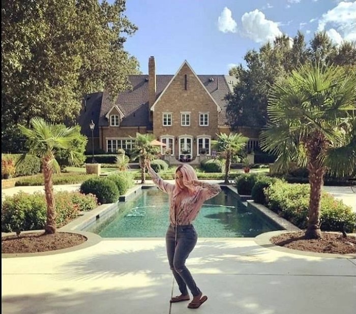 K.Michelle showing her new house.