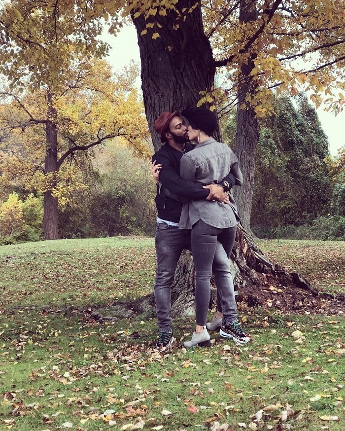 Jennifer and Omari kissing.