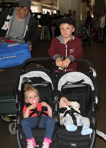 David Tennant and his children spotted together on the airport for vacation.