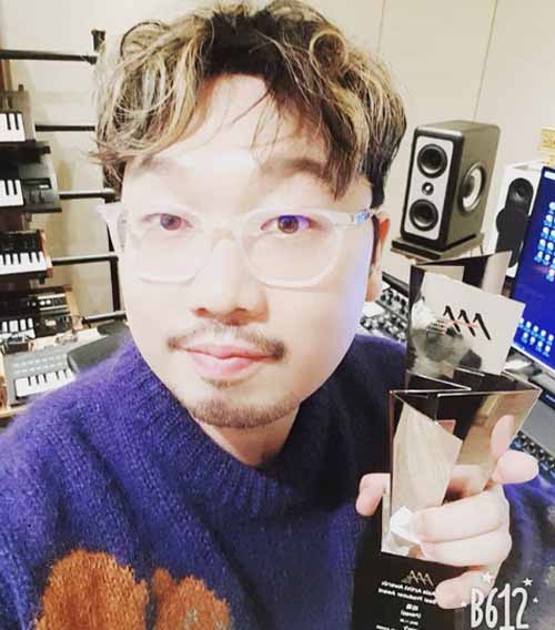 Pdogg pose with his 2018 Asia Artists Awards.