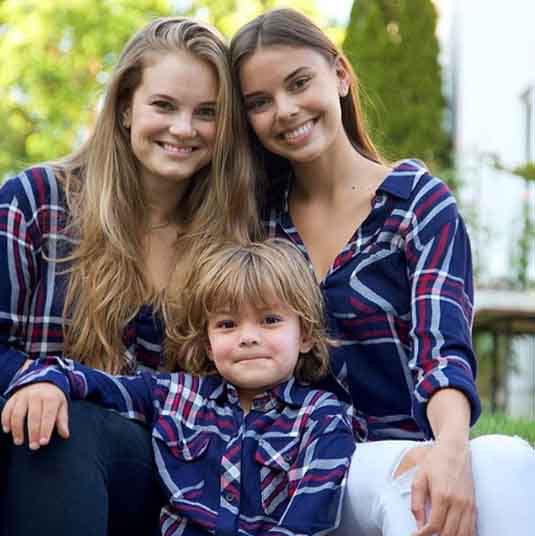 Brooke Wexler taking a group picture with her siblings.