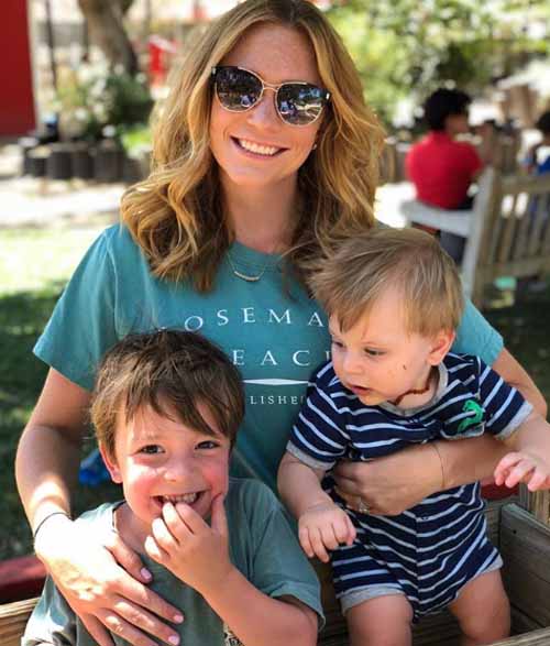 Lindsay Jordan Doty pózol egy fotóhoz a gyermekeivel.