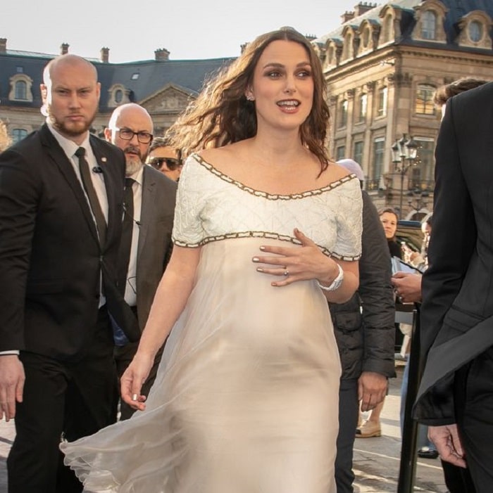 Edie's gorgeous mama showing her pregnant belly in a Chanel event.