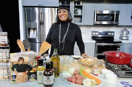 A picture of Patti Labelle making her sweet potato pie.