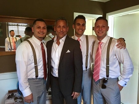 I fratelli maggiori di Sofia Bella Pagan, Alex Pagan, Nicholas Pagan e Angelo Pagan Jr.con il loro padre.'s older brothers Alex Pagan, Nicholas Pagan, and Angelo Pagan Jr. with their father.