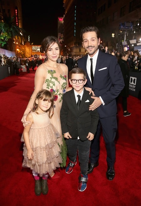 Fiona and her entire family at a red carpet event.