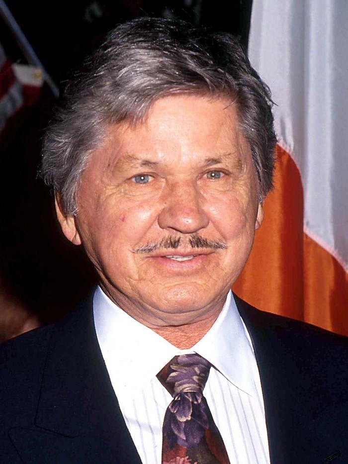El padre rico de Zuleika, Charles Bronson.