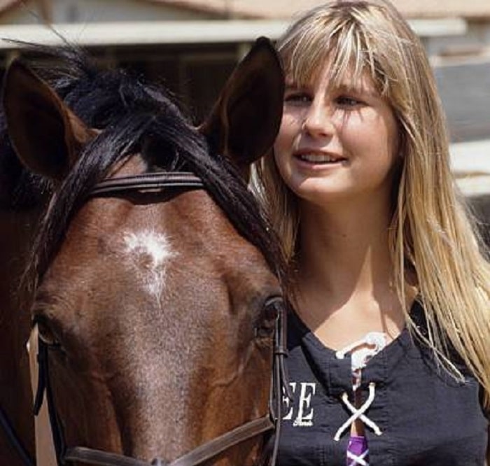 Zuleika con su caballo en su granja.