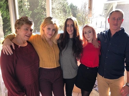 Tess Reinhart with her siblings Lili Reinhart and Chloe Reinhart, and with her parents.