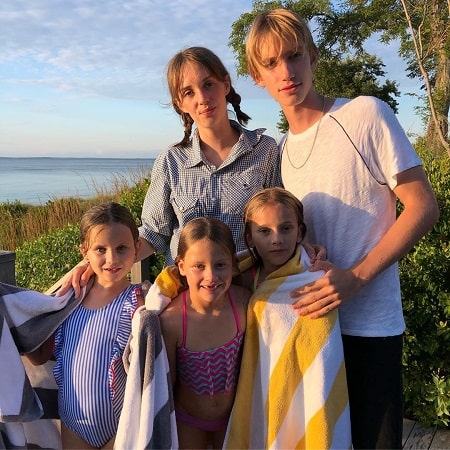 Clementine Jane Hawke with Maya Hawke, Levon Hawke, and Luna Thurman-Busson (in middle).