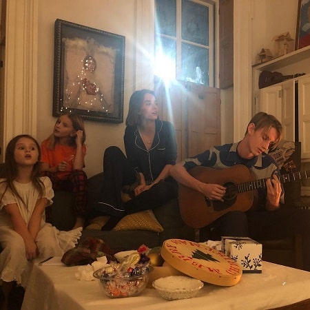 Clementine Jane Hawke with her sister Indiana Hawke and half-siblings Maya Hawke and Levon Hawke.