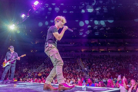 Picture of Baylee Thomas Wylee Littrell doing concert.