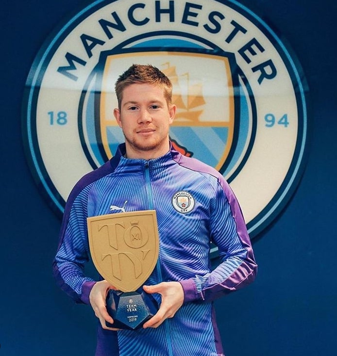 Kevin De Bryune receiving his award in Manchester City programme