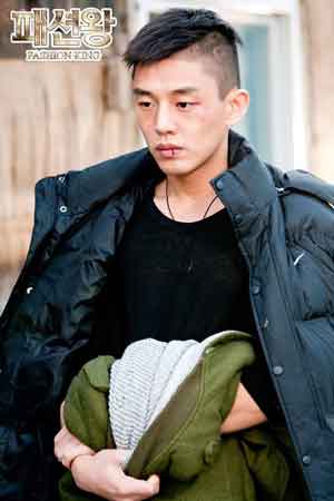 Yoo Ah Portrayinh hurt lips in his jacket for the drama fashion King