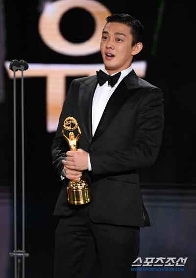 Yoo Ah In award show holding award in black suit