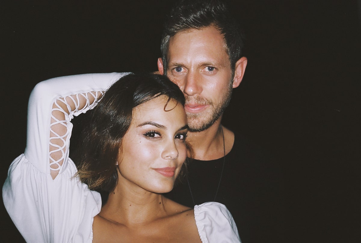 Jordy Burrows with her ex-wife Nathalie Kelley on a night dinner, Nathalie is wearing a white dress and Jordy is wearing a casual black t-shirt