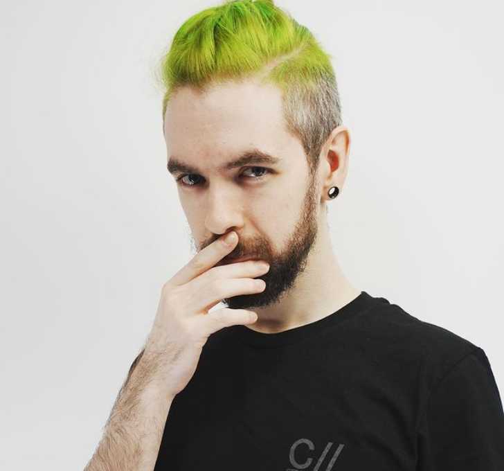 Picture of Jacksepticeye posing for a photo with lime green colored hair.