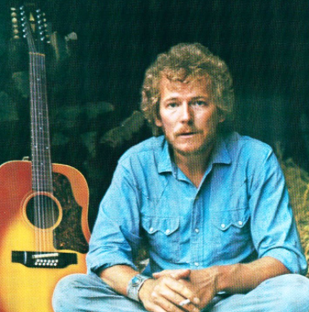 Gordon Lightfoot was a famous Canadian singer and songwriter who played guitar and sang folk, folk-rock, and country music.