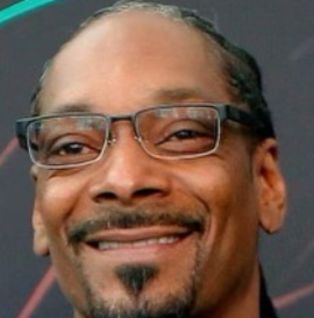 Snoop Dogg married Shante Broadus after dating Laurie Holmond. 