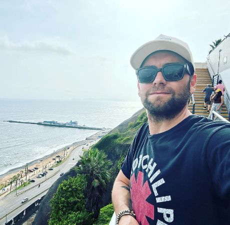 Antony Starr posing for a photoshoot. 