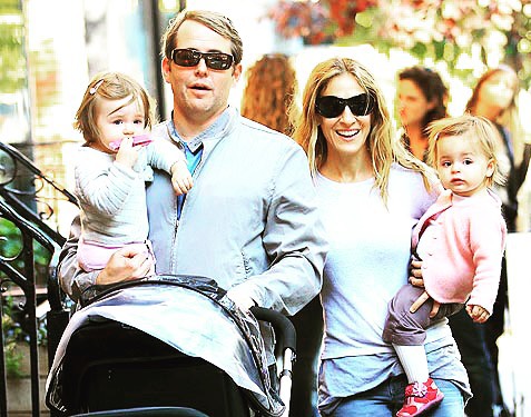 Matthew Broderick and Sarah Jessica Parker along with his children. 