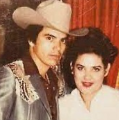 Marisela Vallejos Felix is widely known as the wife of the late Mexican singer-songwriter Chalino Sánchez. 