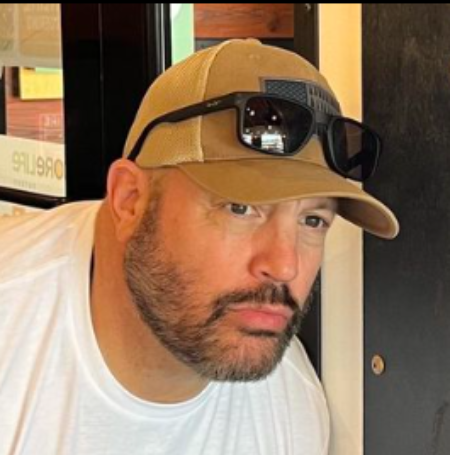 Leslie Knipfing's brother, Kevin James, is a well-known American actor, comedian, and producer.